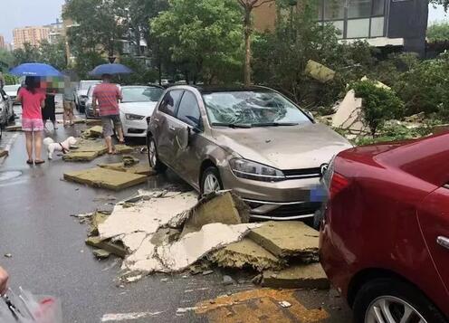 暴雨后,北京東壩某小區(qū)巖棉保溫層脫落